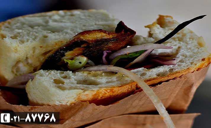 ساندویچ ماهی (Balık-ekmek) دومین غذای خیابانی محبوب ترکیه بیشک بالیک اِکمِک یا همان ساندویچ ماهی است. رفتن به سواحل کاراکوی (Karakoy) یا امینونو (Eminonu) و برگشتن، و نخوردن یکی از این ساندویچهای خوشمزه تقریباً محال است. شاید نشستن در رستورانهای زیر پل گالاتا و خوردن ساندویچ ماهی در آرامش وسوسهبرانگیز باشد، اما باور کنید خوردن بالیک اِکمِکی پشت میزهای رستوران با خوردن آن روی پاهایتان قابل قیاس نیست.